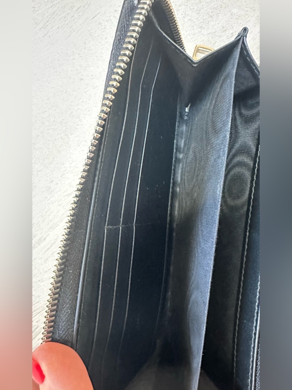 Authentic Gucci GG embossed zip-around wallet in black leather. Made in Italy. - Picture 7 of 14